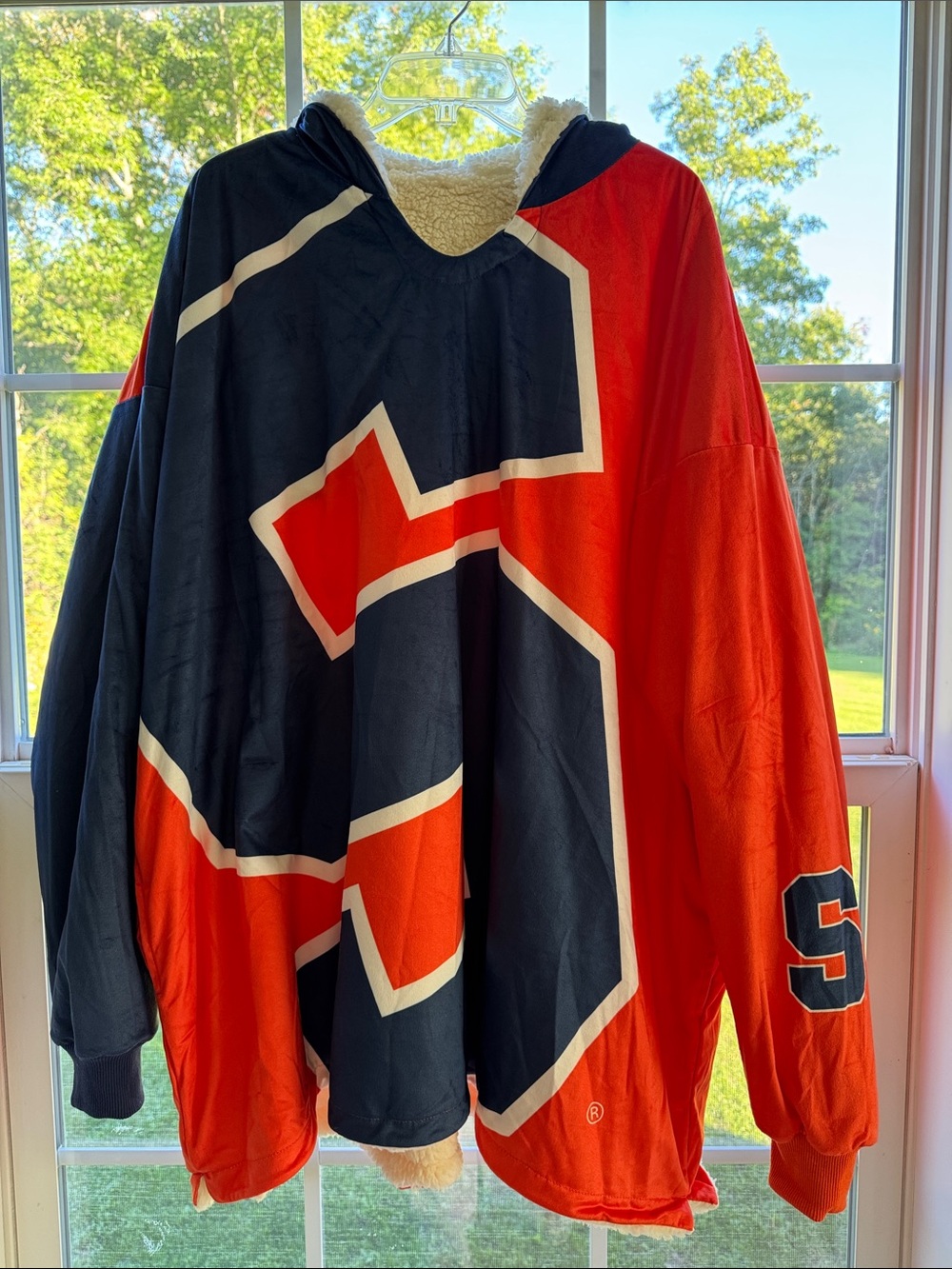 ‘Syracuse’ Reversible Oversized Sherpa Snuggie. Comfy cozy!! NWOT!